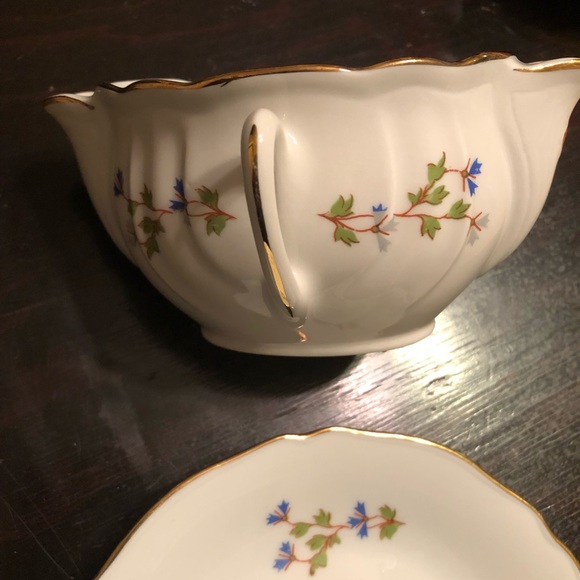 Gravy bowl and under plate - Picture 7 of 8